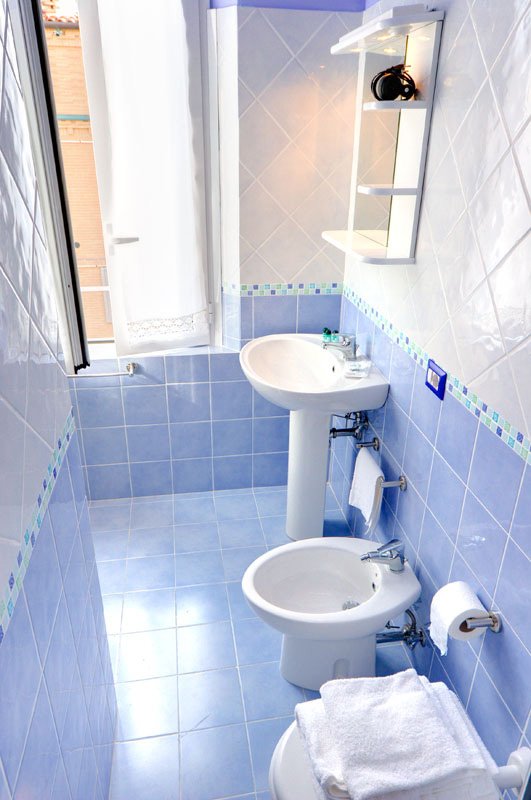 bagno azzurro visto dal box doccia